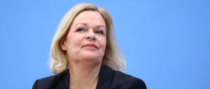 Innenministerin Nancy Faeser hat gut verhandelt. Ihre Bundespolizei und das Bundeskriminalamt bekommen 2025 mehr Geld zur Verfügung.