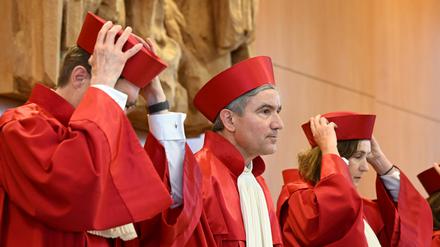 Der Erste Senat des Bundesverfassungsgerichts verkündet das Urteil in Sachen ·Regelungen zur Vaterschaftsanfechtung. 