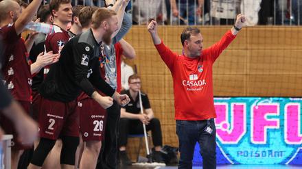 Trainer Bob Hanning führt mit dem 1. VfL Potsdam die Zweitliga-Tabelle klar an.