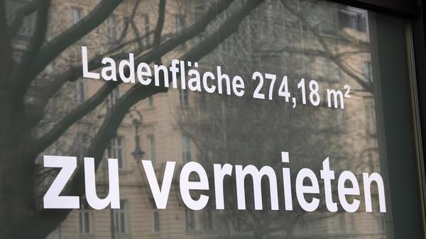 ARCHIV - 26.03.2021, Berlin: "Ladenfläche zu vermieten" steht auf einem Plakat an einem Fenster eines geschlossenen Geschäftes am Kurfürstendamm. Die Zahl der Unternehmensinsolvenzen in Berlin ist im vergangenen Jahr um fast ein Drittel gestiegen. (zu dpa: «Fast ein Drittel mehr Unternehmensinsolvenzen in Berlin») Foto: Paul Zinken/dpa-Zentralbild/dpa +++ dpa-Bildfunk +++