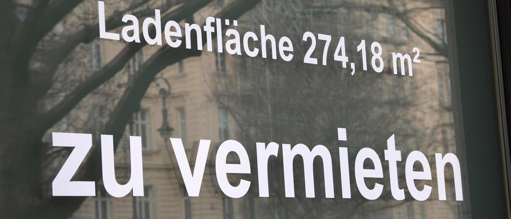 „Ladenfläche zu vermieten“, steht auf einem Plakat an einem Fenster eines geschlossenen Geschäftes am Kurfürstendamm. Die Zahl der Unternehmensinsolvenzen in Berlin ist im vergangenen Jahr um fast ein Drittel gestiegen.