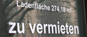 „Ladenfläche zu vermieten“, steht auf einem Plakat an einem Fenster eines geschlossenen Geschäftes am Kurfürstendamm. Die Zahl der Unternehmensinsolvenzen in Berlin ist im vergangenen Jahr um fast ein Drittel gestiegen.