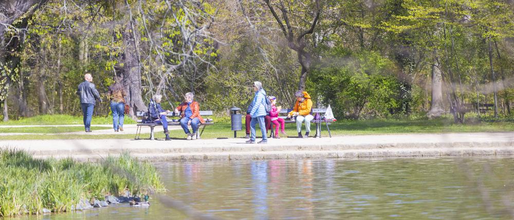 Menschen besuchen den Grossen Garten in Dresden.