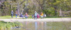 Menschen besuchen den Grossen Garten in Dresden.