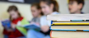  Kinder lesen in einer Grundschule.