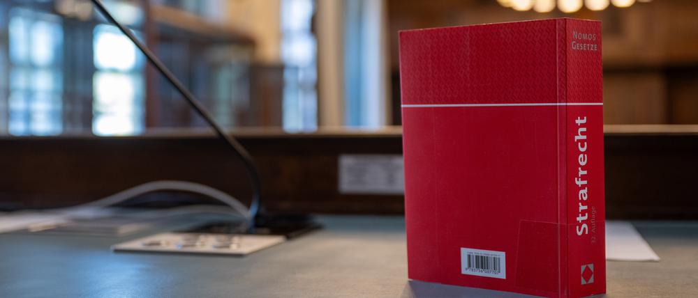 Das Gesetzbuch „Strafrecht“ steht auf einem Tisch in einem Verhandlungssaal im Kriminalgericht Moabit.
