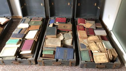 Drei der Munitionskisten, in denen die 3500 Bücher lagern. 