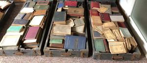 Drei der Munitionskisten, in denen die 3500 Bücher lagern. 