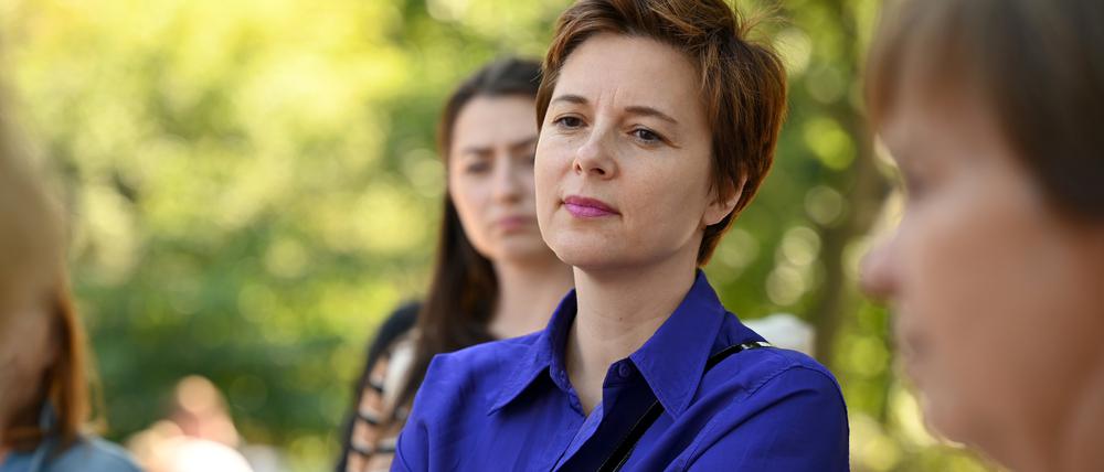 ARCHIV - 15.09.2023, Berlin: Katarina Niewiedzial, Beauftragte des Berliner Senats für Integration und Migration, besucht den Thai-Streetfood-Markt im Preußenpark in Berlin-Wilmersdorf und unterhält sich dort mit Standbetreibern und Anwohnern.  (zu dpa: «Katarina Niewiedzial bleibt Berliner Integrationsbeauftragte») Foto: Carla Benkö/dpa +++ dpa-Bildfunk +++