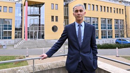 Potsdam, 26.02.2024, Lokales, Walid Hafezi, Beigeordneter für Bildung, Kultur, Jugend und Sport der Landeshauptstadt Potsdam, vor dem Jugendamt, Foto: Ottmar Winter PNN 