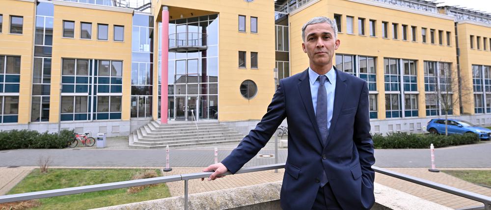 Walid Hafezi, Beigeordneter für Bildung, Kultur, Jugend und Sport der Landeshauptstadt Potsdam, vor dem Jugendamt.