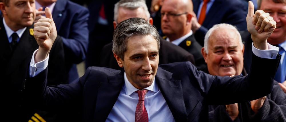 Der 37-jährige Simon Harris, der der Regierungspartei Fine Gael angehört, wurde zum neuen Premierminister Irlands gewählt.