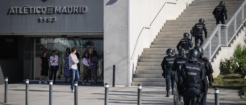 Polizei vor einem Fußballspiel in Madrid (Archivbild).