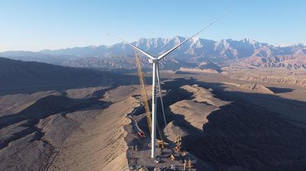 Die Luftaufnahme zeigt eine Windturbine nach der Installation in der Autonomen Präfektur Kizilsu Kirgisien in der nordwestchinesischen autonomen Region Xinjiang.