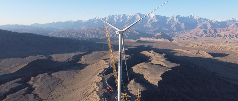 Die Luftaufnahme zeigt eine Windturbine nach der Installation in der Autonomen Präfektur Kizilsu Kirgisien in der nordwestchinesischen autonomen Region Xinjiang.