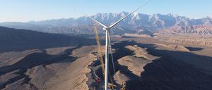Die Luftaufnahme zeigt eine Windturbine nach der Installation in der Autonomen Präfektur Kizilsu Kirgisien in der nordwestchinesischen autonomen Region Xinjiang.