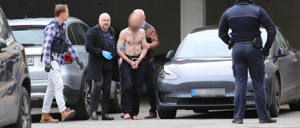 Ein Mann wird zur Haftvorführung ins Amtsgericht Ravensburg gebracht. Er wird beschuldigt, eine Vierjährige in einem Supermarkt in Wangen im Allgäu mit einem Messer schwer verletzt zu haben.