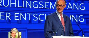 Friedrich Merz (CDU), Bundesvorsitzender der CDU, spricht beim Empfang des JU-Mitgliedermagazins «Entscheidung» der Jungen Union (JU), zu der Merz am Dienstagabend eine gebastelte Replik des Ostereis von CSU-Chef Markus Söder mitbrachte. 