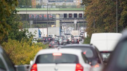 Autos fahren wegen dichten Verkehrs auf der Stadtautobahn A100 nahe der Abfahrt Alboinstraße im Schritttempo. (Archivbild)