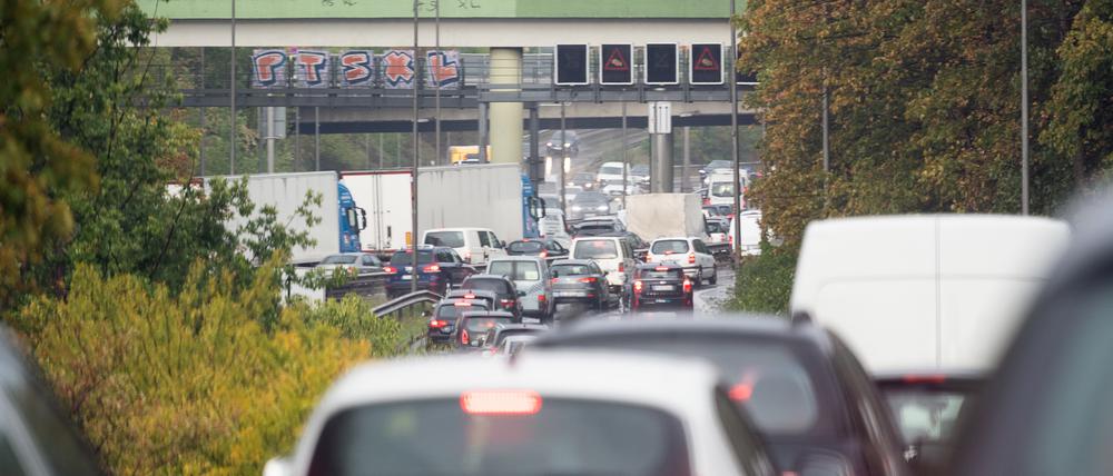 Autos fahren wegen dichten Verkehrs auf der Stadtautobahn A100 nahe der Abfahrt Alboinstraße im Schritttempo. (Archivbild)