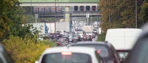 Autos fahren wegen dichten Verkehrs auf der Stadtautobahn A100 nahe der Abfahrt Alboinstraße im Schritttempo. (Archivbild)
