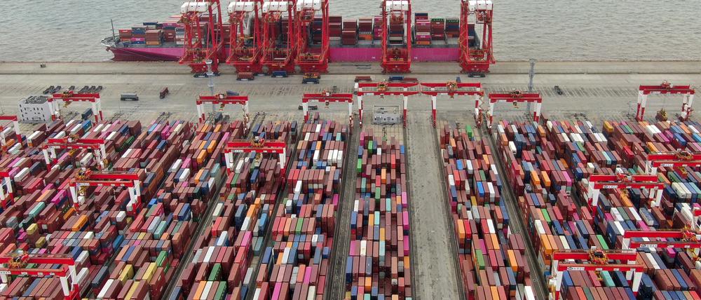 Hafen von Schanghai. Die Abhängigkeit deutscher Firmen von der Volksrepublik hat sich in einigen Bereichen verschärft.