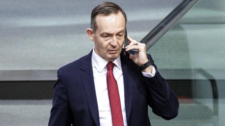 Volker Wissing, Bundesminister fuer Verkehr und Ditgitales, telefoniert kurz vor Beginn einer Sitzung im Deutschen Bundestag. Berlin, 20.03.2024. Berlin Deutschland *** Volker Wissing, Federal Minister for Transport and Digital Affairs, on the phone shortly before the start of a session in the German Bundestag Berlin, 20 03 2024 Berlin Germany Copyright: xJaninexSchmitzxphotothek.dex