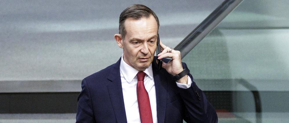 Volker Wissing, Bundesminister fuer Verkehr und Ditgitales, telefoniert kurz vor Beginn einer Sitzung im Deutschen Bundestag. Berlin, 20.03.2024. Berlin Deutschland *** Volker Wissing, Federal Minister for Transport and Digital Affairs, on the phone shortly before the start of a session in the German Bundestag Berlin, 20 03 2024 Berlin Germany Copyright: xJaninexSchmitzxphotothek.dex