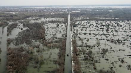 Nach einem Dammbruch ist der Uralfluss im Gebiet Orenburg über die Ufer getreten.