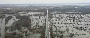Nach einem Dammbruch ist der Uralfluss im Gebiet Orenburg über die Ufer getreten.