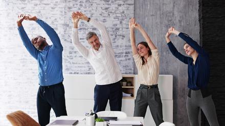 Auch im Büro kann man sich strecken, dehnen und meditieren − alleine und gemeinsam. 