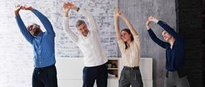 Auch im Büro kann man sich strecken, dehnen und meditieren − alleine und gemeinsam. 