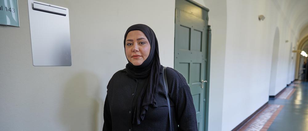 Die Klägerin Zaman Gatea zu Beginn eines Prozesses am Landgericht, bei dem es um Schmerzensgeld nach einem tödlichen Polizeieinsatz im Jahr 2016 geht.