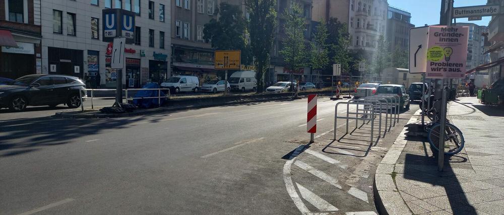 Falschparken erschwert und Kreuzung für Kinder und Fußgänger sicherer gemacht in der Badstraße im Bezirk Berlin-Mitte.