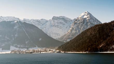 Pertisau am Ufer des Achensees in der Gemeinde Eben am Achensee in Tirol am Fuße der Berge Bärenkopf, Pletzachalm, Dristenkopf, Sonnjoch, Zwölferkopf und Kaserjoch.