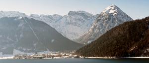 Pertisau am Ufer des Achensees in der Gemeinde Eben am Achensee in Tirol am Fuße der Berge Bärenkopf, Pletzachalm, Dristenkopf, Sonnjoch, Zwölferkopf und Kaserjoch.