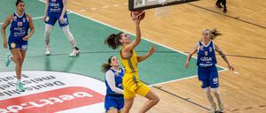 Maggie Mulligan punktet im ersten Halbfinal-Spiel gegen den MBC. 