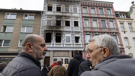 Trauerkundgebung für die Opfer des tödlichen Brandes und deren Angehörige in Solingen.