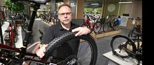 Filialleiter Andreas Kühne im neuen E-Bike-Store im Hauptbahnhof Potsdam. 