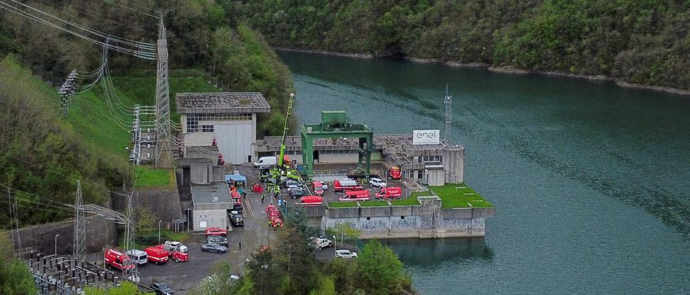 Blick auf den Feuerwehreinsatz am Bargi-Wasserkraftwerk in der norditalienischen Gemeinde Camugnano bei Bologna.