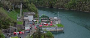 Blick auf den Feuerwehreinsatz am Bargi-Wasserkraftwerk in der norditalienischen Gemeinde Camugnano bei Bologna.