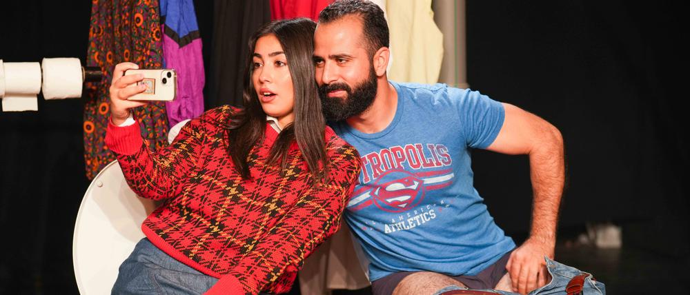 Das Jaffa Theater ist mit dem umstrittenen Stück „Shampoo Queen“ in Berlin zu Gast, hier mit den Schauspielern Wattan El-Gani und Rami Saliba.
