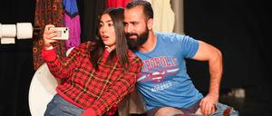Das Jaffa Theater ist mit dem umstrittenen Stück „Shampoo Queen“ in Berlin zu Gast, hier mit den Schauspielern Wattan El-Gani und Rami Saliba.