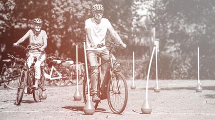 Pedelecfahrende üben sicheres Fahren