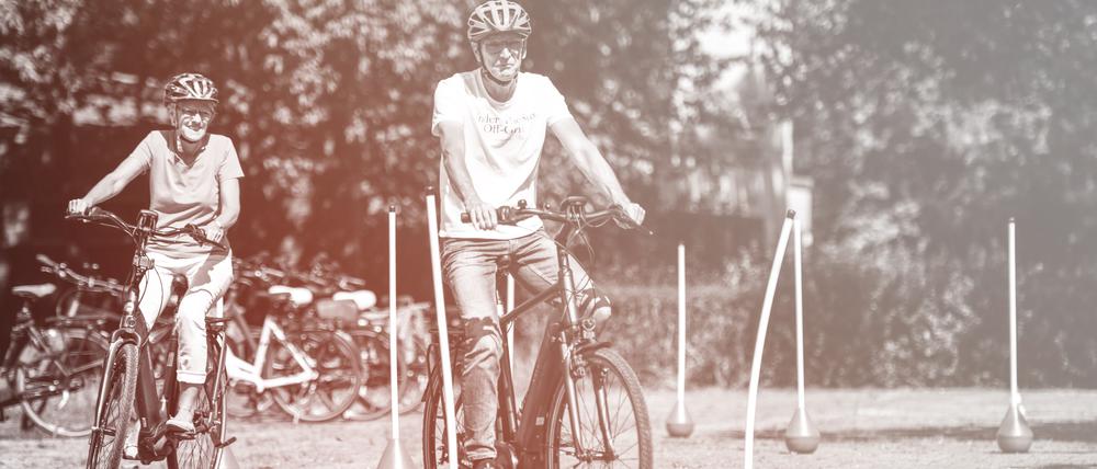 Pedelecfahrende üben sicheres Fahren