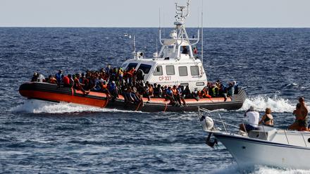 Ein Boot mit Migranten an Bord vor Lampedusa.
