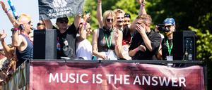 Von Berlin aus in die Welt. Musikalische Impulse bei der Technoparade „Rave the Planet“.
