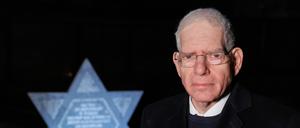 Josef Schuster, Präsident des Zentralrats der Juden in Deutschland, steht vor einem Gedenkstein am ehemaligen Standort der Würzburger Hauptsynagoge.