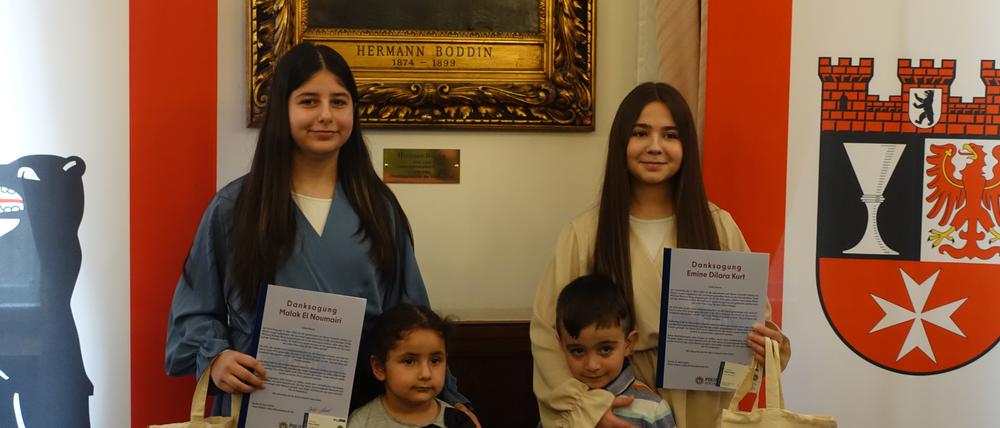 die beiden 13-jährigen Neuköllner Schülerinnen Malak und Emine.
