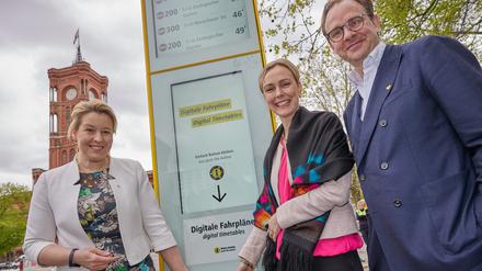 Wer drückt den Knopf? Franziska Giffey (SPD), Manja Schreiner (CDU) und BVG-Chef Henrik Falk.